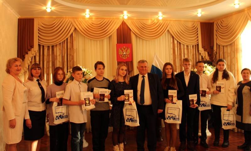 В Октябрьском районе прошло торжественное вручение подросткам паспортов Российской Федерации